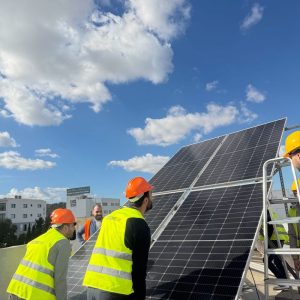 Stagiaires en formation photovoltaïque sur la toiture de BOOTCAMP