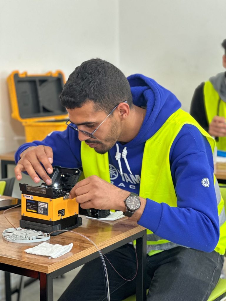 Stagiaire en formation fibre optique A1 : soudure par fusion à l'atelier BOOTCAMP, Tunis