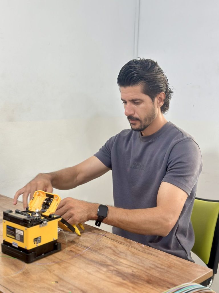 Stagiaire en formation fibre optique A1 : soudure par fusion à l'atelier BOOTCAMP, Tunis