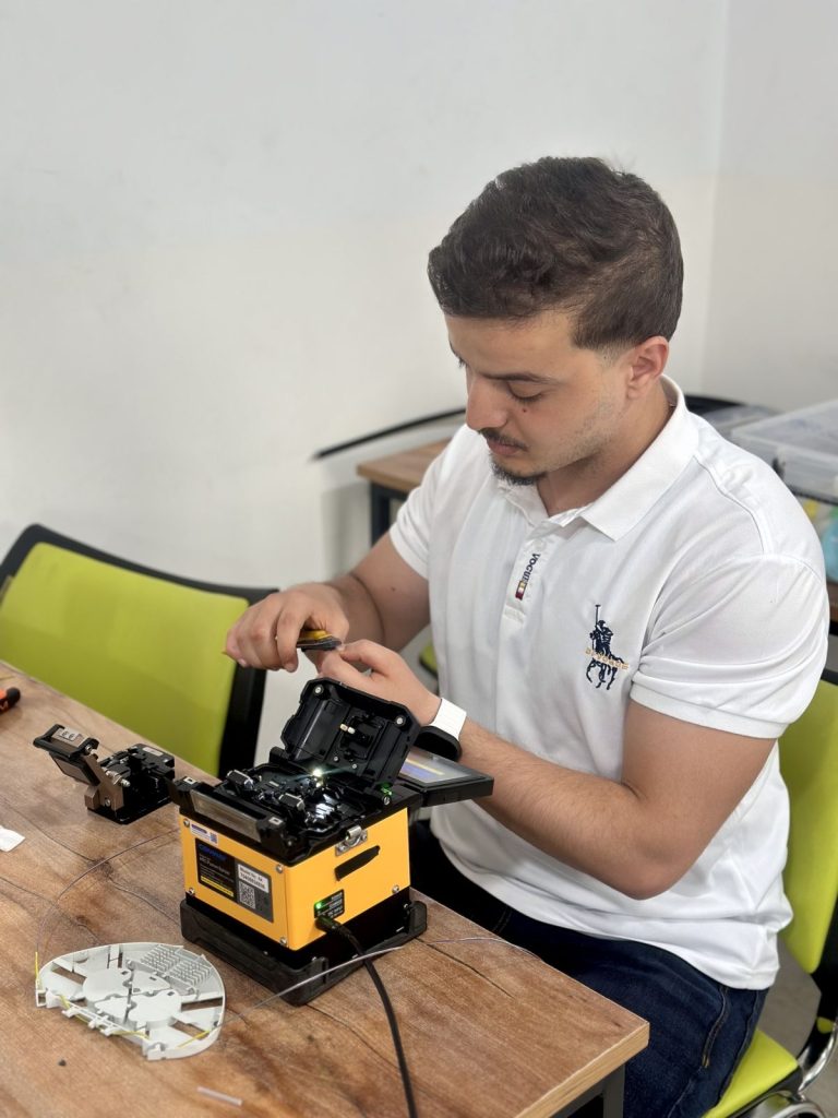 Stagiaire en formation fibre optique A1 : soudure par fusion à l'atelier BOOTCAMP, Tunis