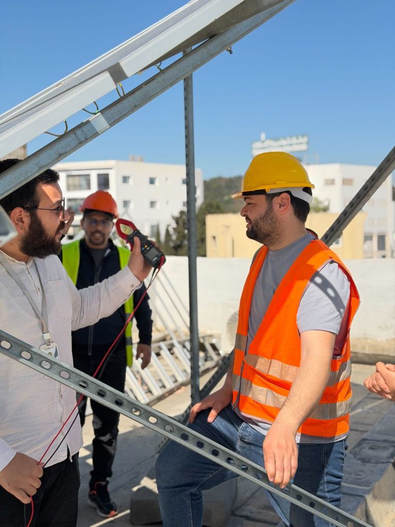 Formation photovoltaïque agréée ANME : stagiaires installant des panneaux solaires sur la plateforme BOOTCAMP